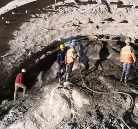 岳普湖拱顶带模注浆料的施工流程及注意事项